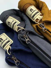 製品画像: 厚手で丈夫な100%コットンキャンバス素材を使用したワークジャケット。ドロップショルダーとルーズフィットデザインが特徴で、実用性とレトロなワークスタイルを演出。
詳細画像: クラシックなダブルパッチポケットデザインが特徴。厚手キャンバス素材で耐久性があり、カジュアルなコーディネートにも最適な一着。