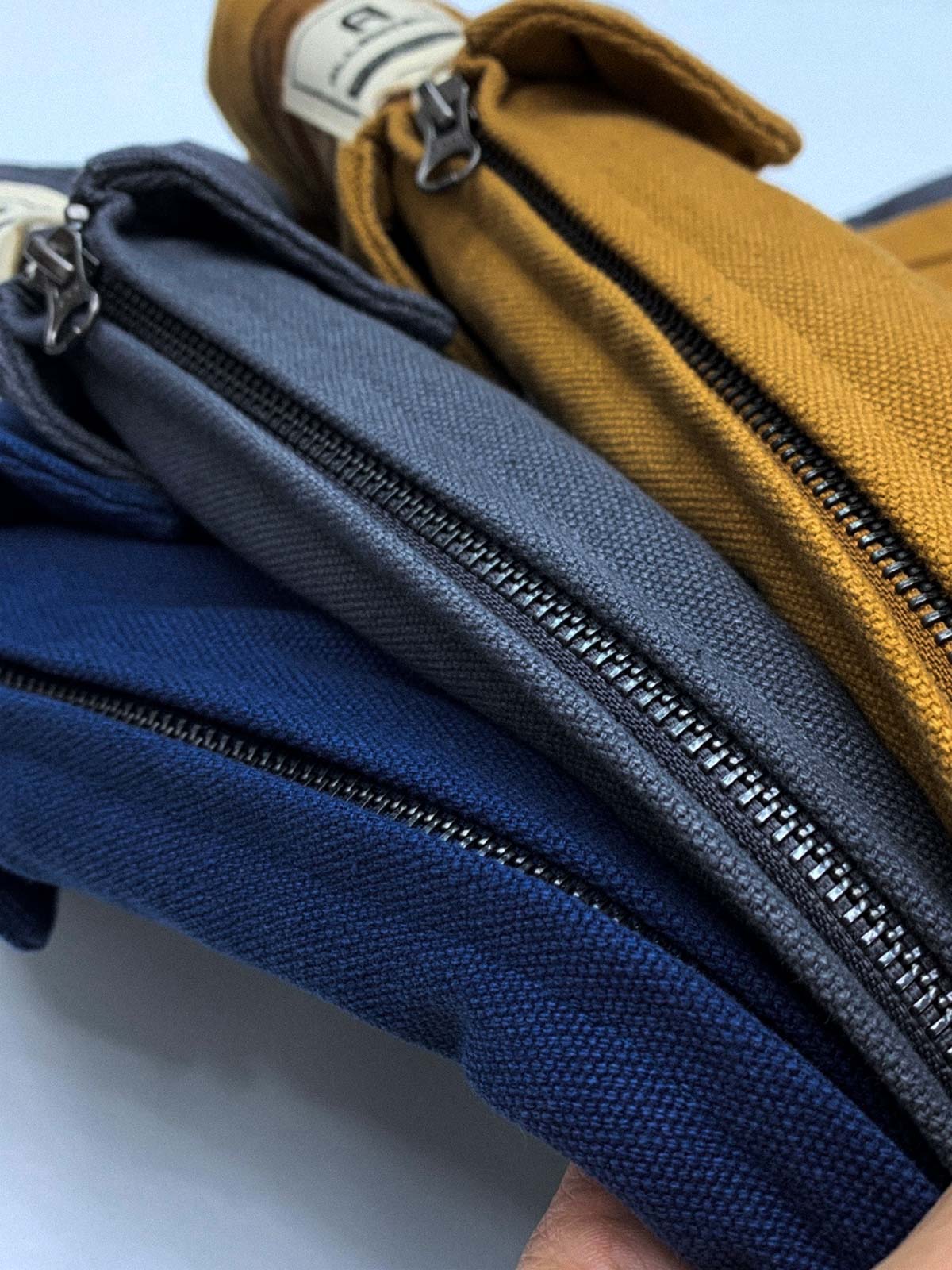 製品画像: 厚手で丈夫な100%コットンキャンバス素材を使用したワークジャケット。ドロップショルダーとルーズフィットデザインが特徴で、実用性とレトロなワークスタイルを演出。
詳細画像: クラシックなダブルパッチポケットデザインが特徴。厚手キャンバス素材で耐久性があり、カジュアルなコーディネートにも最適な一着。