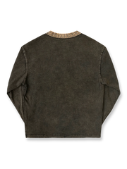 製品画像: ハードウォッシュ加工でヴィンテージ感を演出した植物染めのヘンリーネック長袖Tシャツ。コントラストカラーのフリンジデザインがアクセントとなり、独特な質感を演出。
詳細画像: 厚手で耐久性のある300gダブル糸コーマコットンニットを使用。植物染めによる色合いとフリンジデザインがヴィンテージ感を高める。