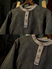 製品画像: ハードウォッシュ加工でヴィンテージ感を演出した植物染めのヘンリーネック長袖Tシャツ。コントラストカラーのフリンジデザインがアクセントとなり、独特な質感を演出。
詳細画像: 厚手で耐久性のある300gダブル糸コーマコットンニットを使用。植物染めによる色合いとフリンジデザインがヴィンテージ感を高める。