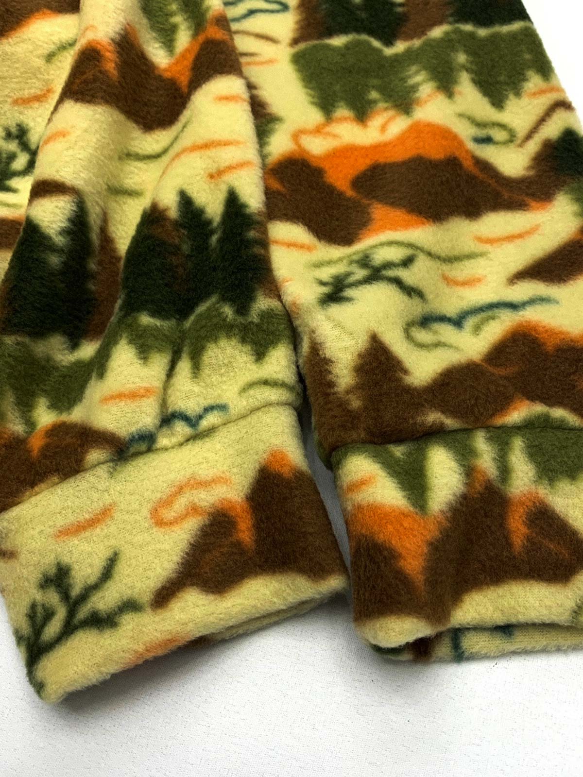 製品画像: 民族風花柄デザインのフリースフード付きパーカー。柔らかく保温性に優れた生地が秋冬にぴったり。ゆったりとしたシルエットで快適な着心地。
詳細画像: 中厚のポリエステル素材を使用し、防風性と保温性を兼ね備えたフリースパーカー。レトロな民族風デザインとフード付きの実用性を提供。