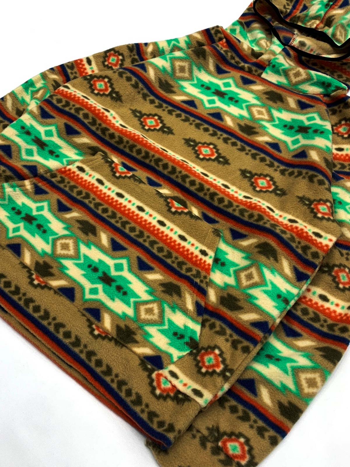 製品画像: 民族風花柄デザインのフリースフード付きパーカー。柔らかく保温性に優れた生地が秋冬にぴったり。ゆったりとしたシルエットで快適な着心地。
詳細画像: 中厚のポリエステル素材を使用し、防風性と保温性を兼ね備えたフリースパーカー。レトロな民族風デザインとフード付きの実用性を提供。