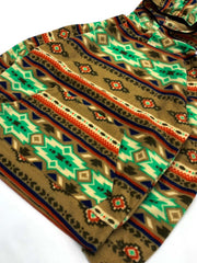 製品画像: 民族風花柄デザインのフリースフード付きパーカー。柔らかく保温性に優れた生地が秋冬にぴったり。ゆったりとしたシルエットで快適な着心地。
詳細画像: 中厚のポリエステル素材を使用し、防風性と保温性を兼ね備えたフリースパーカー。レトロな民族風デザインとフード付きの実用性を提供。