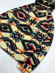 製品画像: 民族風花柄デザインのフリースフード付きパーカー。柔らかく保温性に優れた生地が秋冬にぴったり。ゆったりとしたシルエットで快適な着心地。
詳細画像: 中厚のポリエステル素材を使用し、防風性と保温性を兼ね備えたフリースパーカー。レトロな民族風デザインとフード付きの実用性を提供。