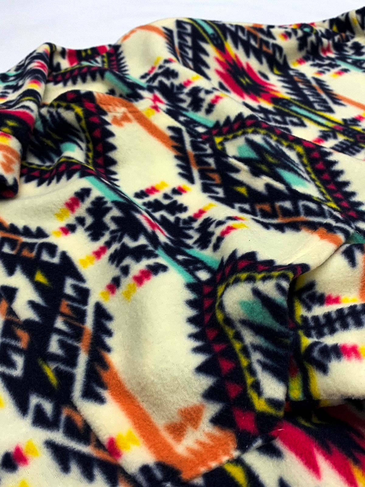 製品画像: 民族風花柄デザインのフリースフード付きパーカー。柔らかく保温性に優れた生地が秋冬にぴったり。ゆったりとしたシルエットで快適な着心地。
詳細画像: 中厚のポリエステル素材を使用し、防風性と保温性を兼ね備えたフリースパーカー。レトロな民族風デザインとフード付きの実用性を提供。