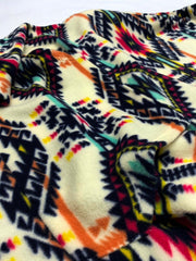 製品画像: 民族風花柄デザインのフリースフード付きパーカー。柔らかく保温性に優れた生地が秋冬にぴったり。ゆったりとしたシルエットで快適な着心地。
詳細画像: 中厚のポリエステル素材を使用し、防風性と保温性を兼ね備えたフリースパーカー。レトロな民族風デザインとフード付きの実用性を提供。