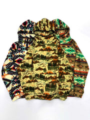 製品画像: 民族風花柄デザインのフリースフード付きパーカー。柔らかく保温性に優れた生地が秋冬にぴったり。ゆったりとしたシルエットで快適な着心地。
詳細画像: 中厚のポリエステル素材を使用し、防風性と保温性を兼ね備えたフリースパーカー。レトロな民族風デザインとフード付きの実用性を提供。