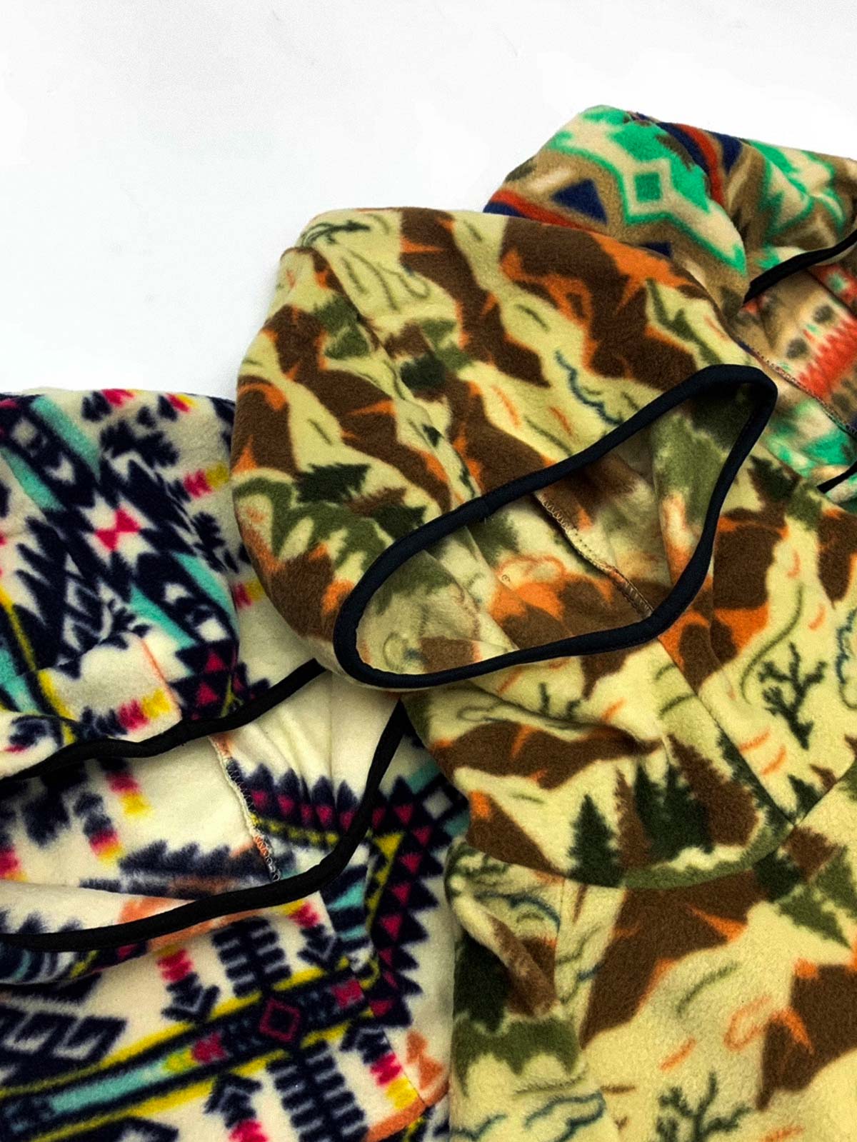 製品画像: 民族風花柄デザインのフリースフード付きパーカー。柔らかく保温性に優れた生地が秋冬にぴったり。ゆったりとしたシルエットで快適な着心地。
詳細画像: 中厚のポリエステル素材を使用し、防風性と保温性を兼ね備えたフリースパーカー。レトロな民族風デザインとフード付きの実用性を提供。