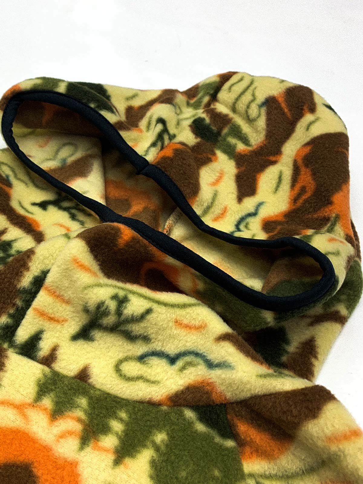 製品画像: 民族風花柄デザインのフリースフード付きパーカー。柔らかく保温性に優れた生地が秋冬にぴったり。ゆったりとしたシルエットで快適な着心地。
詳細画像: 中厚のポリエステル素材を使用し、防風性と保温性を兼ね備えたフリースパーカー。レトロな民族風デザインとフード付きの実用性を提供。