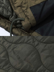 製品画像: キルティングデザインの中綿ジャケット、クラシックなブラックとミリタリーグリーンの配色。多ポケットとスタンドカラーで、実用性と保温性を強化。
詳細画像: 100%ナイロン素材の軽量で耐摩耗性のあるジャケット。寒冷地にも適応し、風を防ぐスタンドカラーと多機能ポケットで便利さを提供。