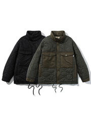 製品画像: キルティングデザインの中綿ジャケット、クラシックなブラックとミリタリーグリーンの配色。多ポケットとスタンドカラーで、実用性と保温性を強化。
詳細画像: 100%ナイロン素材の軽量で耐摩耗性のあるジャケット。寒冷地にも適応し、風を防ぐスタンドカラーと多機能ポケットで便利さを提供。