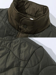 製品画像: キルティングデザインの中綿ジャケット、クラシックなブラックとミリタリーグリーンの配色。多ポケットとスタンドカラーで、実用性と保温性を強化。
詳細画像: 100%ナイロン素材の軽量で耐摩耗性のあるジャケット。寒冷地にも適応し、風を防ぐスタンドカラーと多機能ポケットで便利さを提供。