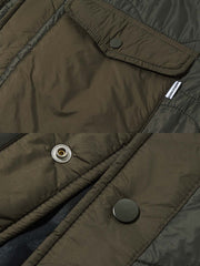 製品画像: キルティングデザインの中綿ジャケット、クラシックなブラックとミリタリーグリーンの配色。多ポケットとスタンドカラーで、実用性と保温性を強化。
詳細画像: 100%ナイロン素材の軽量で耐摩耗性のあるジャケット。寒冷地にも適応し、風を防ぐスタンドカラーと多機能ポケットで便利さを提供。