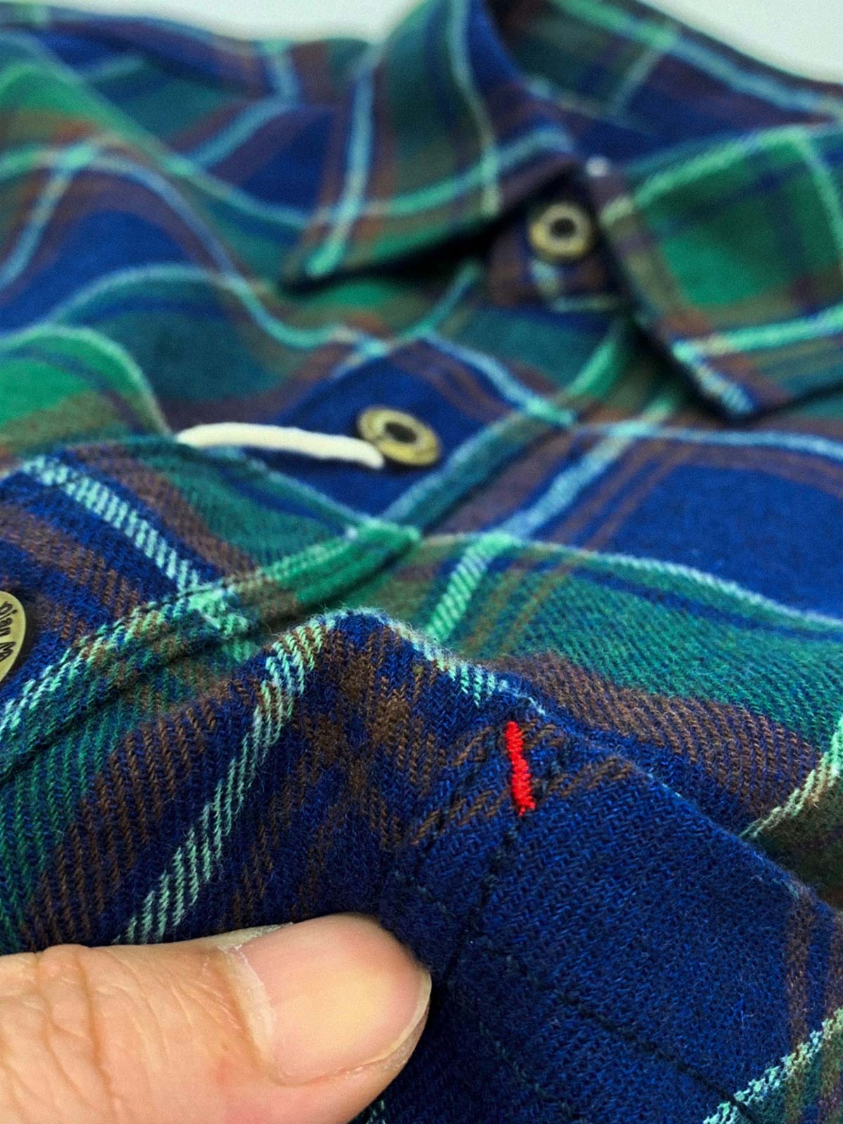 製品画像: 100%コットンツイル起毛素材のヴィンテージ風イギリス風チェック柄シャツ。秋冬に最適な柔らかな肌触りと優れた保温性。
詳細画像: ゆったりとしたシルエットのチェック柄シャツ。デニムやカジュアルパンツとの相性が良く、重ね着にも最適。