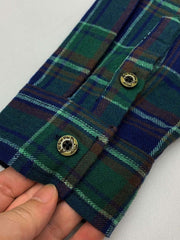 製品画像: 100%コットンツイル起毛素材のヴィンテージ風イギリス風チェック柄シャツ。秋冬に最適な柔らかな肌触りと優れた保温性。
詳細画像: ゆったりとしたシルエットのチェック柄シャツ。デニムやカジュアルパンツとの相性が良く、重ね着にも最適。