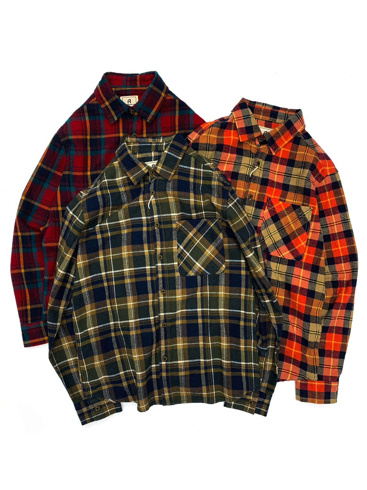 製品画像: 100%コットンツイル起毛素材のヴィンテージ風イギリス風チェック柄シャツ。秋冬に最適な柔らかな肌触りと優れた保温性。
詳細画像: ゆったりとしたシルエットのチェック柄シャツ。デニムやカジュアルパンツとの相性が良く、重ね着にも最適。