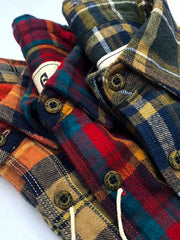 製品画像: 100%コットンツイル起毛素材のヴィンテージ風イギリス風チェック柄シャツ。秋冬に最適な柔らかな肌触りと優れた保温性。
詳細画像: ゆったりとしたシルエットのチェック柄シャツ。デニムやカジュアルパンツとの相性が良く、重ね着にも最適。