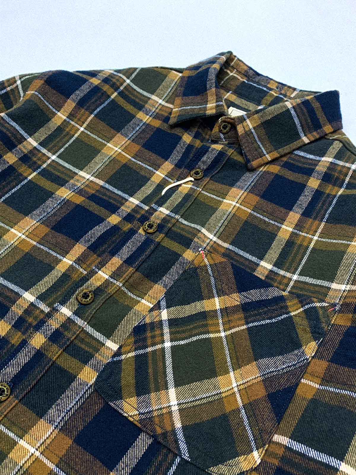 製品画像: 100%コットンツイル起毛素材のヴィンテージ風イギリス風チェック柄シャツ。秋冬に最適な柔らかな肌触りと優れた保温性。
詳細画像: ゆったりとしたシルエットのチェック柄シャツ。デニムやカジュアルパンツとの相性が良く、重ね着にも最適。