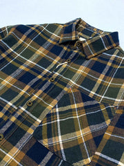 製品画像: 100%コットンツイル起毛素材のヴィンテージ風イギリス風チェック柄シャツ。秋冬に最適な柔らかな肌触りと優れた保温性。
詳細画像: ゆったりとしたシルエットのチェック柄シャツ。デニムやカジュアルパンツとの相性が良く、重ね着にも最適。