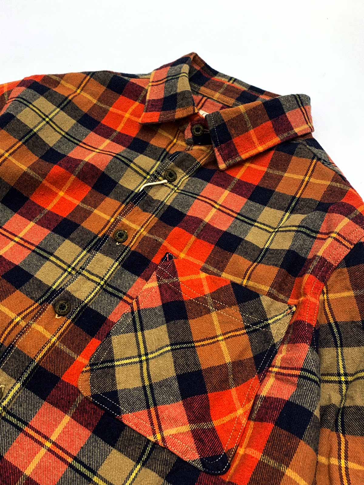 製品画像: 100%コットンツイル起毛素材のヴィンテージ風イギリス風チェック柄シャツ。秋冬に最適な柔らかな肌触りと優れた保温性。
詳細画像: ゆったりとしたシルエットのチェック柄シャツ。デニムやカジュアルパンツとの相性が良く、重ね着にも最適。