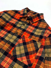 製品画像: 100%コットンツイル起毛素材のヴィンテージ風イギリス風チェック柄シャツ。秋冬に最適な柔らかな肌触りと優れた保温性。
詳細画像: ゆったりとしたシルエットのチェック柄シャツ。デニムやカジュアルパンツとの相性が良く、重ね着にも最適。