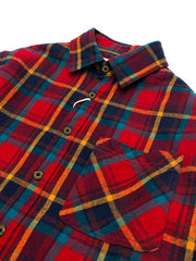 製品画像: 100%コットンツイル起毛素材のヴィンテージ風イギリス風チェック柄シャツ。秋冬に最適な柔らかな肌触りと優れた保温性。
詳細画像: ゆったりとしたシルエットのチェック柄シャツ。デニムやカジュアルパンツとの相性が良く、重ね着にも最適。