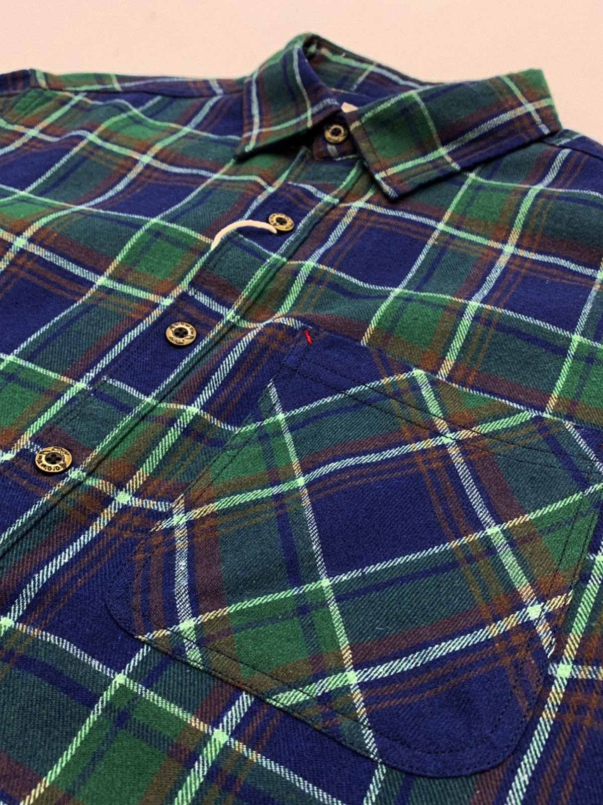 製品画像: 100%コットンツイル起毛素材のヴィンテージ風イギリス風チェック柄シャツ。秋冬に最適な柔らかな肌触りと優れた保温性。
詳細画像: ゆったりとしたシルエットのチェック柄シャツ。デニムやカジュアルパンツとの相性が良く、重ね着にも最適。