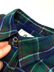 製品画像: 100%コットンツイル起毛素材のヴィンテージ風イギリス風チェック柄シャツ。秋冬に最適な柔らかな肌触りと優れた保温性。
詳細画像: ゆったりとしたシルエットのチェック柄シャツ。デニムやカジュアルパンツとの相性が良く、重ね着にも最適。