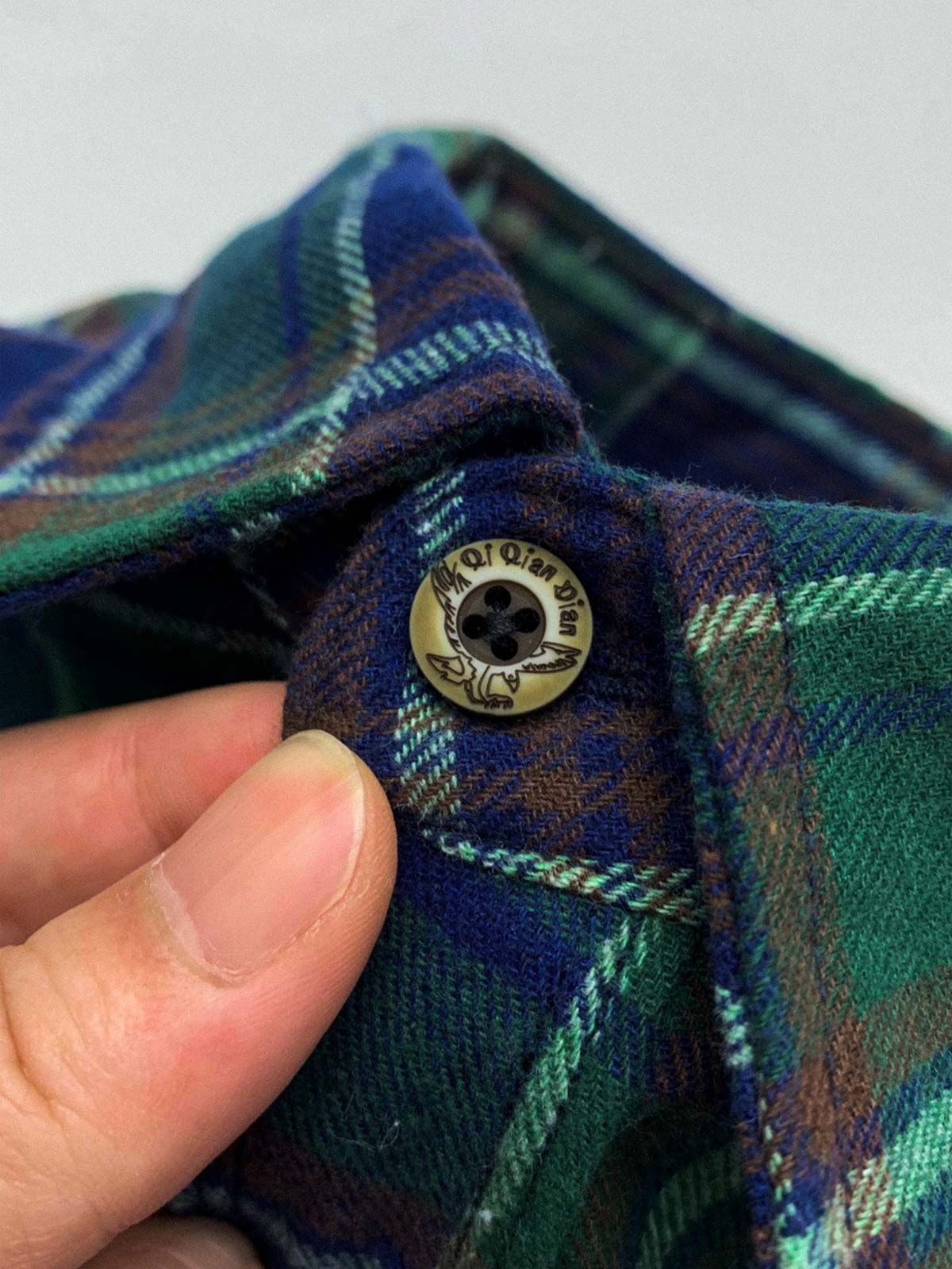 製品画像: 100%コットンツイル起毛素材のヴィンテージ風イギリス風チェック柄シャツ。秋冬に最適な柔らかな肌触りと優れた保温性。
詳細画像: ゆったりとしたシルエットのチェック柄シャツ。デニムやカジュアルパンツとの相性が良く、重ね着にも最適。