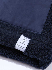 製品画像: Vネックデザインとフリースパッチワークを組み合わせた、ヴィンテージとモダンが融合した中綿ジャケット。抜群の保温性を提供。
詳細画像: はんてん風のデザインが特徴的で、ゆったりとしたシルエット。大容量ポケットとフリース素材で機能性も重視。