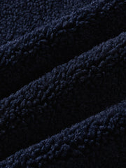 製品画像: Vネックデザインとフリースパッチワークを組み合わせた、ヴィンテージとモダンが融合した中綿ジャケット。抜群の保温性を提供。
詳細画像: はんてん風のデザインが特徴的で、ゆったりとしたシルエット。大容量ポケットとフリース素材で機能性も重視。