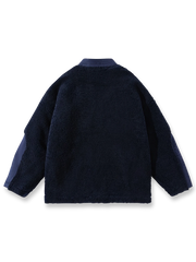 製品画像: Vネックデザインとフリースパッチワークを組み合わせた、ヴィンテージとモダンが融合した中綿ジャケット。抜群の保温性を提供。
詳細画像: はんてん風のデザインが特徴的で、ゆったりとしたシルエット。大容量ポケットとフリース素材で機能性も重視。