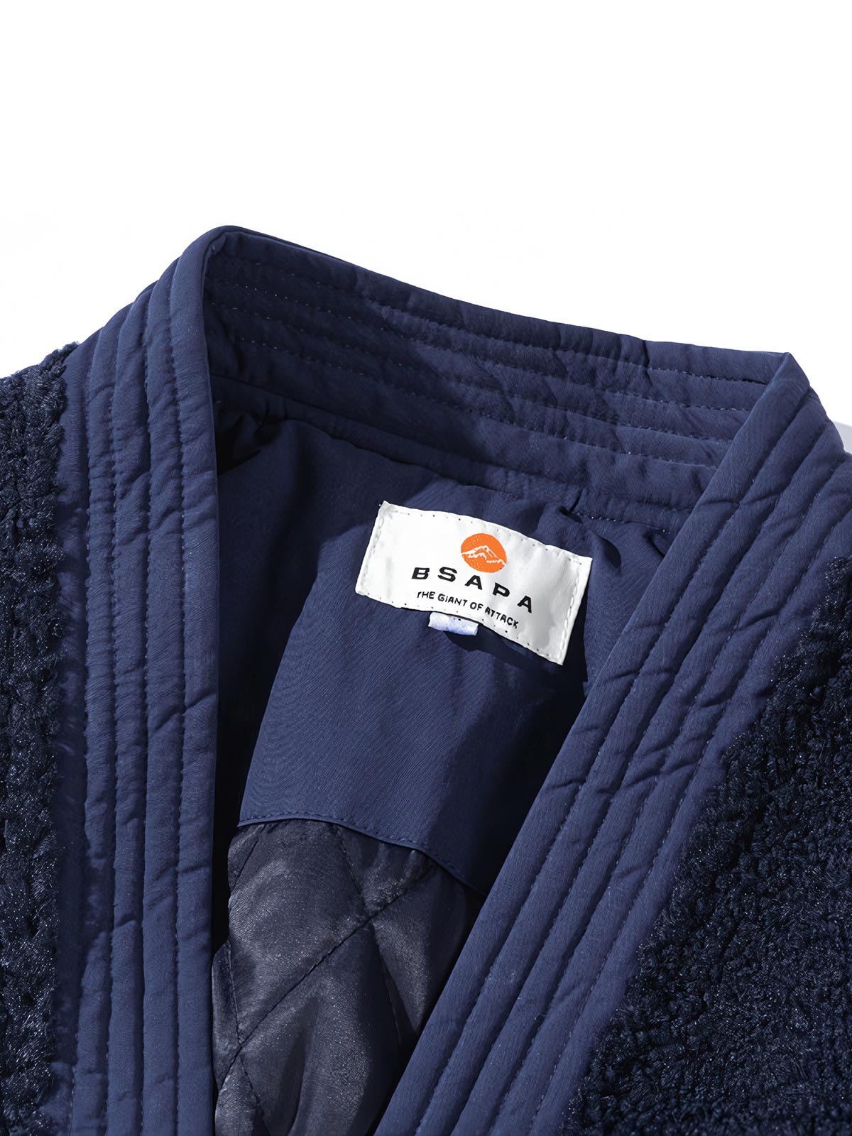 製品画像: Vネックデザインとフリースパッチワークを組み合わせた、ヴィンテージとモダンが融合した中綿ジャケット。抜群の保温性を提供。
詳細画像: はんてん風のデザインが特徴的で、ゆったりとしたシルエット。大容量ポケットとフリース素材で機能性も重視。