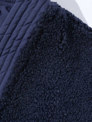 製品画像: Vネックデザインとフリースパッチワークを組み合わせた、ヴィンテージとモダンが融合した中綿ジャケット。抜群の保温性を提供。
詳細画像: はんてん風のデザインが特徴的で、ゆったりとしたシルエット。大容量ポケットとフリース素材で機能性も重視。