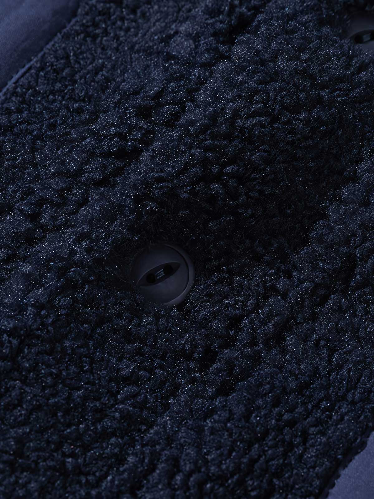 製品画像: Vネックデザインとフリースパッチワークを組み合わせた、ヴィンテージとモダンが融合した中綿ジャケット。抜群の保温性を提供。
詳細画像: はんてん風のデザインが特徴的で、ゆったりとしたシルエット。大容量ポケットとフリース素材で機能性も重視。