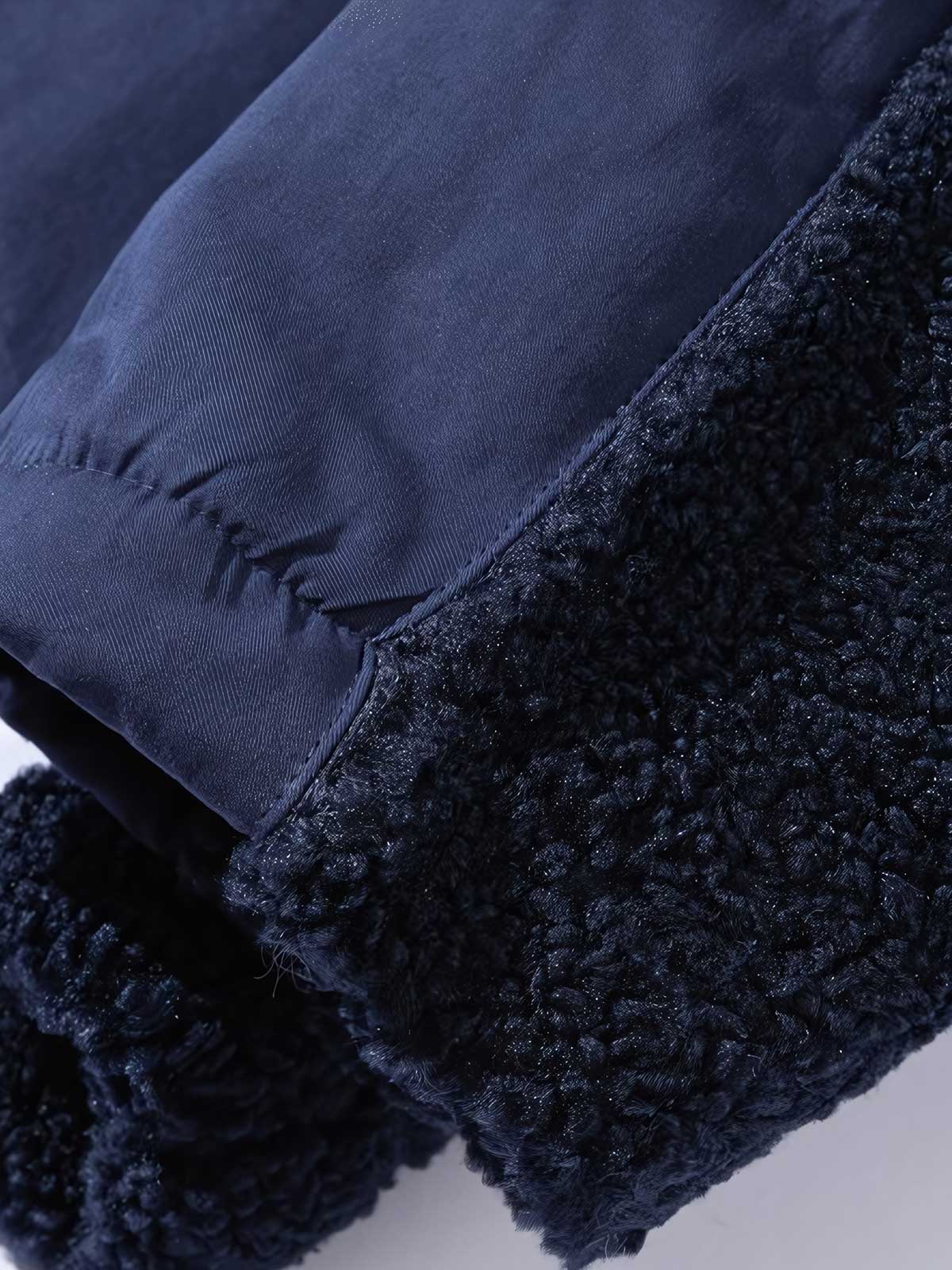 製品画像: Vネックデザインとフリースパッチワークを組み合わせた、ヴィンテージとモダンが融合した中綿ジャケット。抜群の保温性を提供。
詳細画像: はんてん風のデザインが特徴的で、ゆったりとしたシルエット。大容量ポケットとフリース素材で機能性も重視。