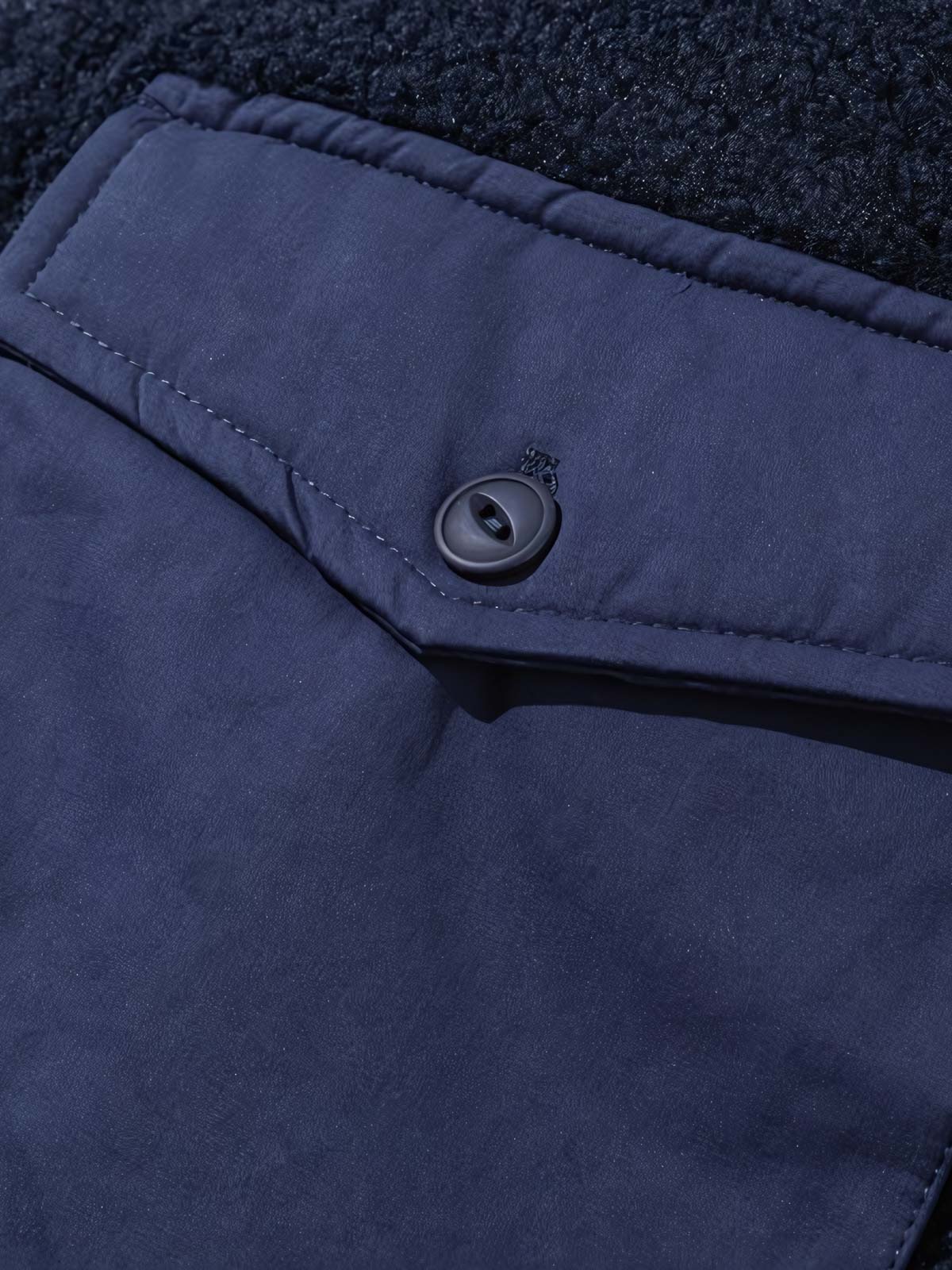 製品画像: Vネックデザインとフリースパッチワークを組み合わせた、ヴィンテージとモダンが融合した中綿ジャケット。抜群の保温性を提供。
詳細画像: はんてん風のデザインが特徴的で、ゆったりとしたシルエット。大容量ポケットとフリース素材で機能性も重視。