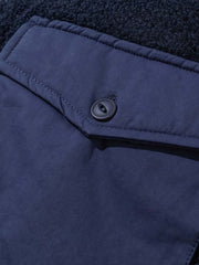 製品画像: Vネックデザインとフリースパッチワークを組み合わせた、ヴィンテージとモダンが融合した中綿ジャケット。抜群の保温性を提供。
詳細画像: はんてん風のデザインが特徴的で、ゆったりとしたシルエット。大容量ポケットとフリース素材で機能性も重視。