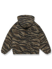 製品画像: カモフラージュ柄デザインのフード付き中綿ジャケット、シープスキン裏地で保温性を実現したシティスタイルのジャケット。
詳細画像: ミリタリーテイストとシティスタイルを融合したカモフラージュ柄の中綿ジャケット、シープスキン裏地、ジッパーポケット付き。