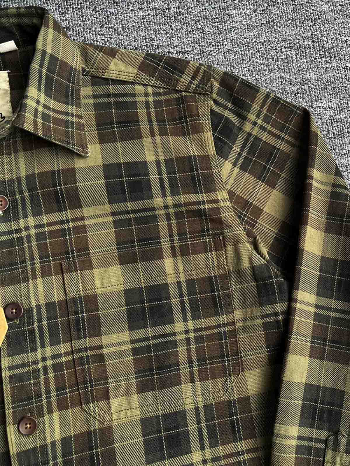 製品画像: ウォッシュド加工のチェック柄長袖シャツ。柔らかく快適な100%コットン素材で、クラシックなヴィンテージ感を演出。
詳細画像: シンプルな胸ポケットデザインとスリムフィットカットが、カジュアルでワークウェア風のアクセントを加えたチェックシャツ。