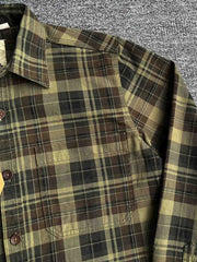 製品画像: ウォッシュド加工のチェック柄長袖シャツ。柔らかく快適な100%コットン素材で、クラシックなヴィンテージ感を演出。
詳細画像: シンプルな胸ポケットデザインとスリムフィットカットが、カジュアルでワークウェア風のアクセントを加えたチェックシャツ。