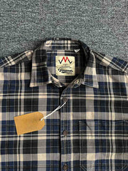 製品画像: ウォッシュド加工のチェック柄長袖シャツ。柔らかく快適な100%コットン素材で、クラシックなヴィンテージ感を演出。
詳細画像: シンプルな胸ポケットデザインとスリムフィットカットが、カジュアルでワークウェア風のアクセントを加えたチェックシャツ。