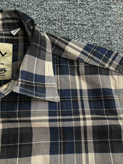 製品画像: ウォッシュド加工のチェック柄長袖シャツ。柔らかく快適な100%コットン素材で、クラシックなヴィンテージ感を演出。
詳細画像: シンプルな胸ポケットデザインとスリムフィットカットが、カジュアルでワークウェア風のアクセントを加えたチェックシャツ。