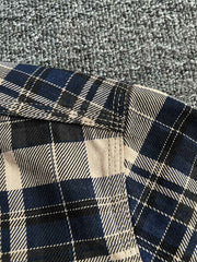 製品画像: ウォッシュド加工のチェック柄長袖シャツ。柔らかく快適な100%コットン素材で、クラシックなヴィンテージ感を演出。
詳細画像: シンプルな胸ポケットデザインとスリムフィットカットが、カジュアルでワークウェア風のアクセントを加えたチェックシャツ。