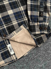 製品画像: ウォッシュド加工のチェック柄長袖シャツ。柔らかく快適な100%コットン素材で、クラシックなヴィンテージ感を演出。
詳細画像: シンプルな胸ポケットデザインとスリムフィットカットが、カジュアルでワークウェア風のアクセントを加えたチェックシャツ。