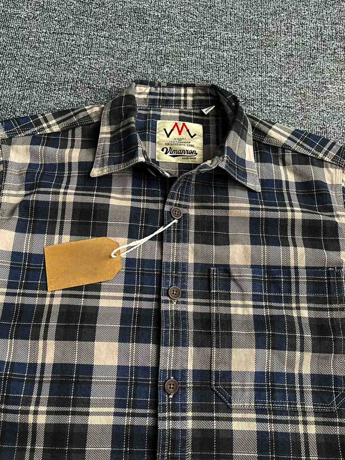 製品画像: ウォッシュド加工のチェック柄長袖シャツ。柔らかく快適な100%コットン素材で、クラシックなヴィンテージ感を演出。
詳細画像: シンプルな胸ポケットデザインとスリムフィットカットが、カジュアルでワークウェア風のアクセントを加えたチェックシャツ。