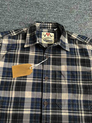 製品画像: ウォッシュド加工のチェック柄長袖シャツ。柔らかく快適な100%コットン素材で、クラシックなヴィンテージ感を演出。
詳細画像: シンプルな胸ポケットデザインとスリムフィットカットが、カジュアルでワークウェア風のアクセントを加えたチェックシャツ。