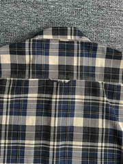 製品画像: ウォッシュド加工のチェック柄長袖シャツ。柔らかく快適な100%コットン素材で、クラシックなヴィンテージ感を演出。
詳細画像: シンプルな胸ポケットデザインとスリムフィットカットが、カジュアルでワークウェア風のアクセントを加えたチェックシャツ。