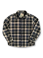 製品画像: ウォッシュド加工のチェック柄長袖シャツ。柔らかく快適な100%コットン素材で、クラシックなヴィンテージ感を演出。
詳細画像: シンプルな胸ポケットデザインとスリムフィットカットが、カジュアルでワークウェア風のアクセントを加えたチェックシャツ。