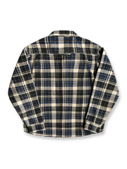 製品画像: ウォッシュド加工のチェック柄長袖シャツ。柔らかく快適な100%コットン素材で、クラシックなヴィンテージ感を演出。
詳細画像: シンプルな胸ポケットデザインとスリムフィットカットが、カジュアルでワークウェア風のアクセントを加えたチェックシャツ。